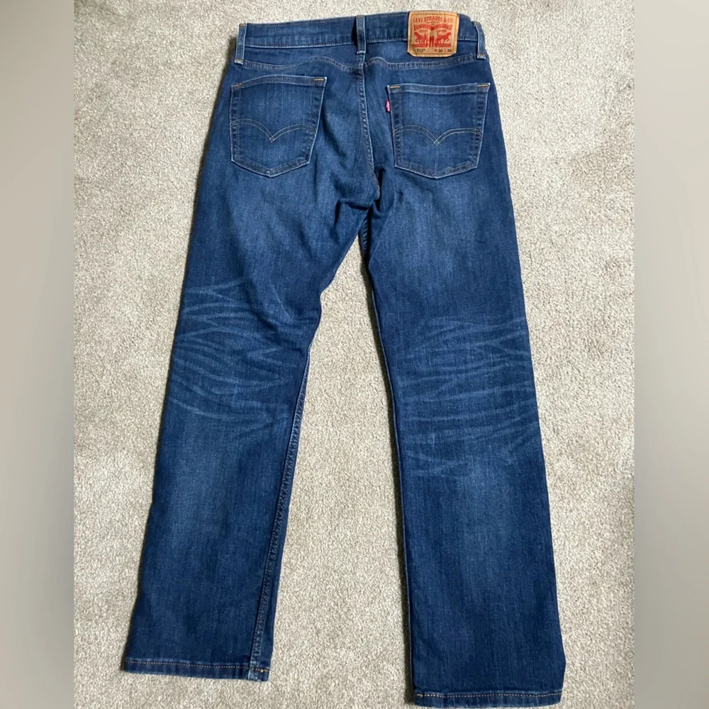LEVIS  513 slim straight leg blue denim jeans closet staple classic 30 x 30